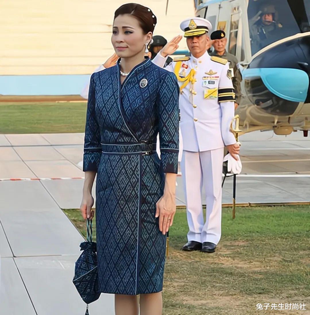 兔子先生时尚社 苏提达从瑞士回来，出席公务容光焕发，诗妮娜同行时显得胆怯心虚