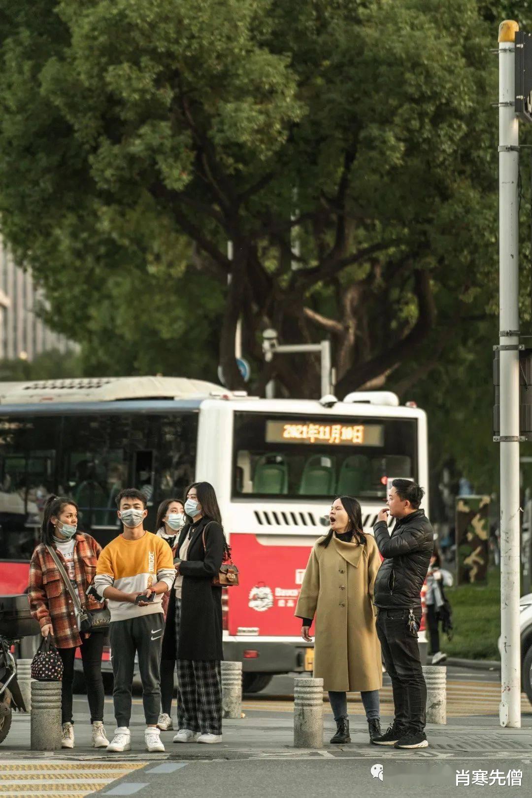 陕西37岁女老板爱上小14岁员工,46岁自然受孕生下双胞胎,真羡慕