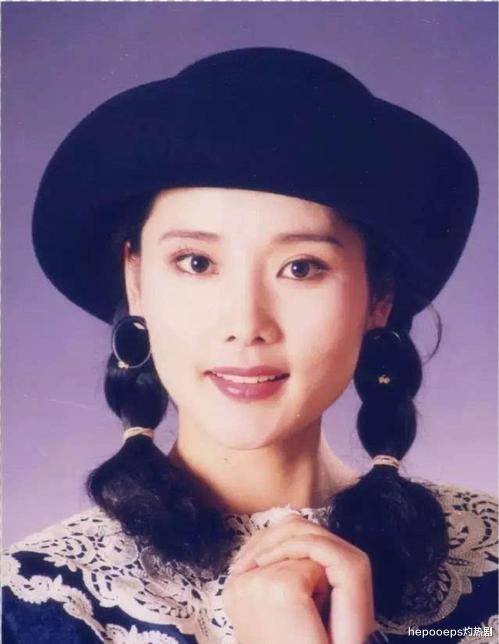 何赛飞|她因长的太美无人敢追，父亲为其终生不娶，58岁近照不敢认