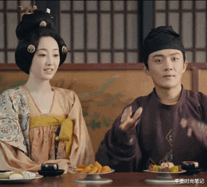 穿衣搭配|蒋梦婕上演穿越风格,穿公主裙手里拿宫廷扇,好有诗情画意