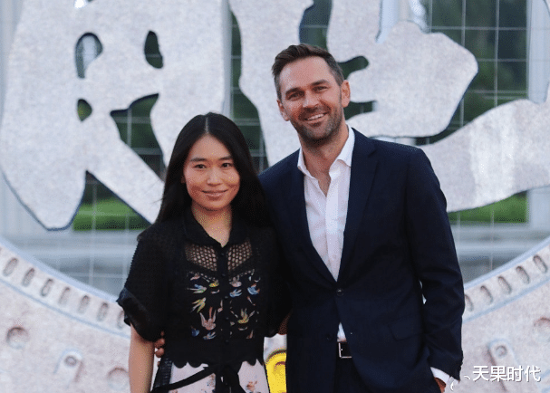 天果时代|张艺谋大女儿气质不俗,与外籍老公一起走红毯,穿印花裙美得大方
