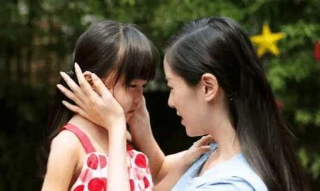 有糖的热剧 6岁女孩非要和爸爸睡，一句话让妈妈哑口无言，性别教育刻不容缓