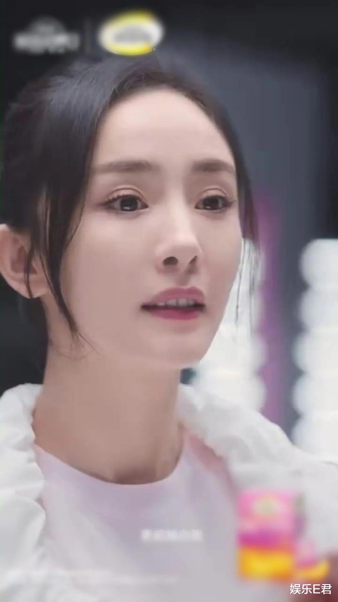 刘诗诗|35岁杨幂无惧严寒,零下5℃穿黑丝逛街,一双“筷子腿”格外显眼