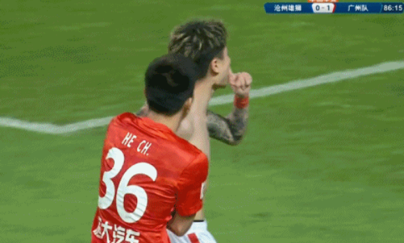 杨立瑜|太炸了！杨立瑜爆杆破门摔衣庆祝，霸气闭嘴手势，卡帅怎么看