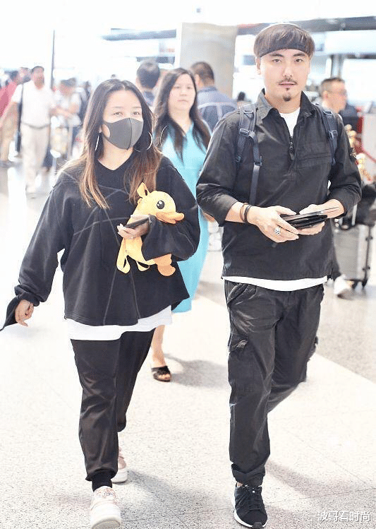 何洁|何洁真不当自己是明星，素颜穿运动装走机场，站老公身旁显乖巧