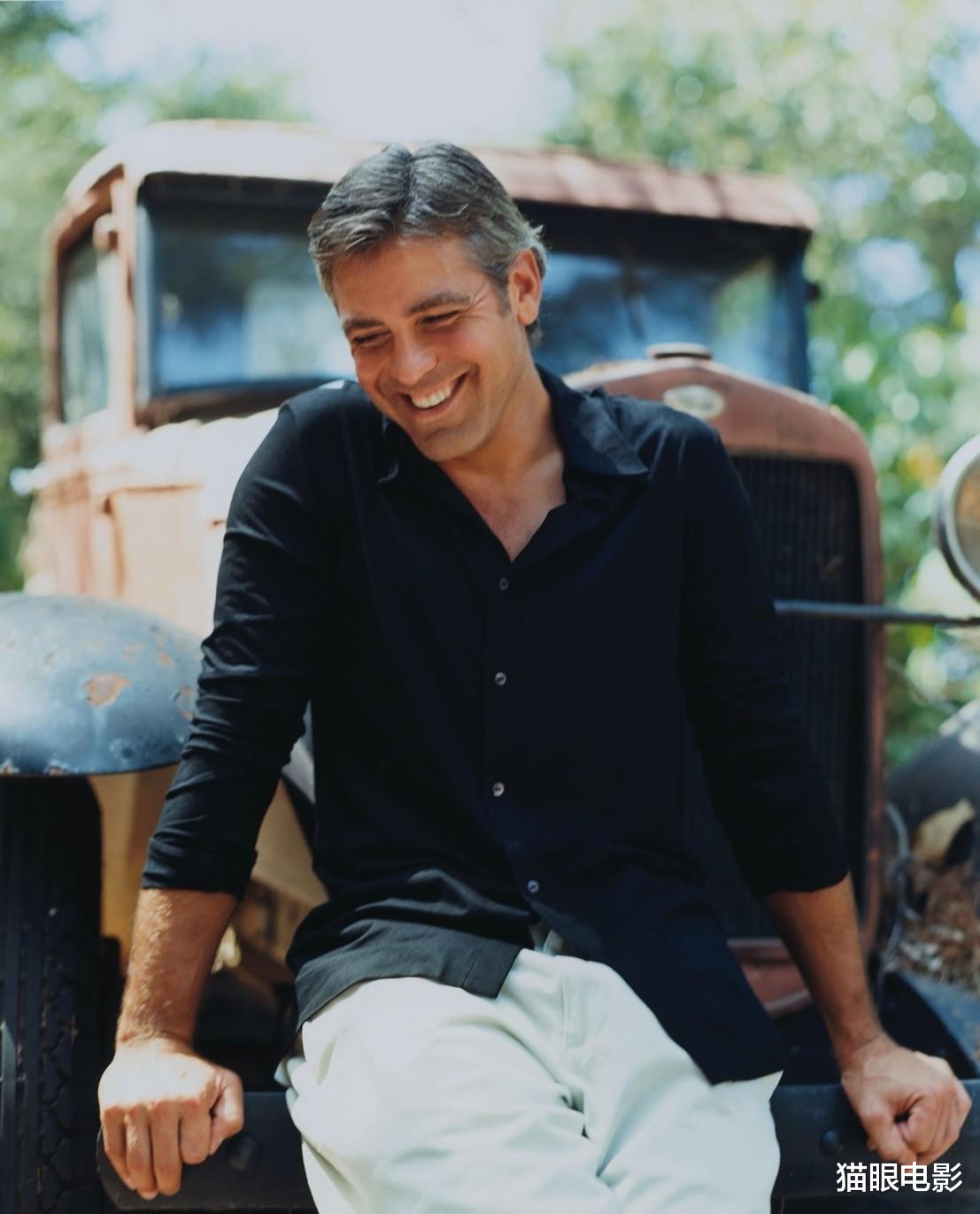 乔治·克鲁尼|60岁乔治克鲁尼同家人出街，妻子红裙超美艳，网友：老婆太漂亮