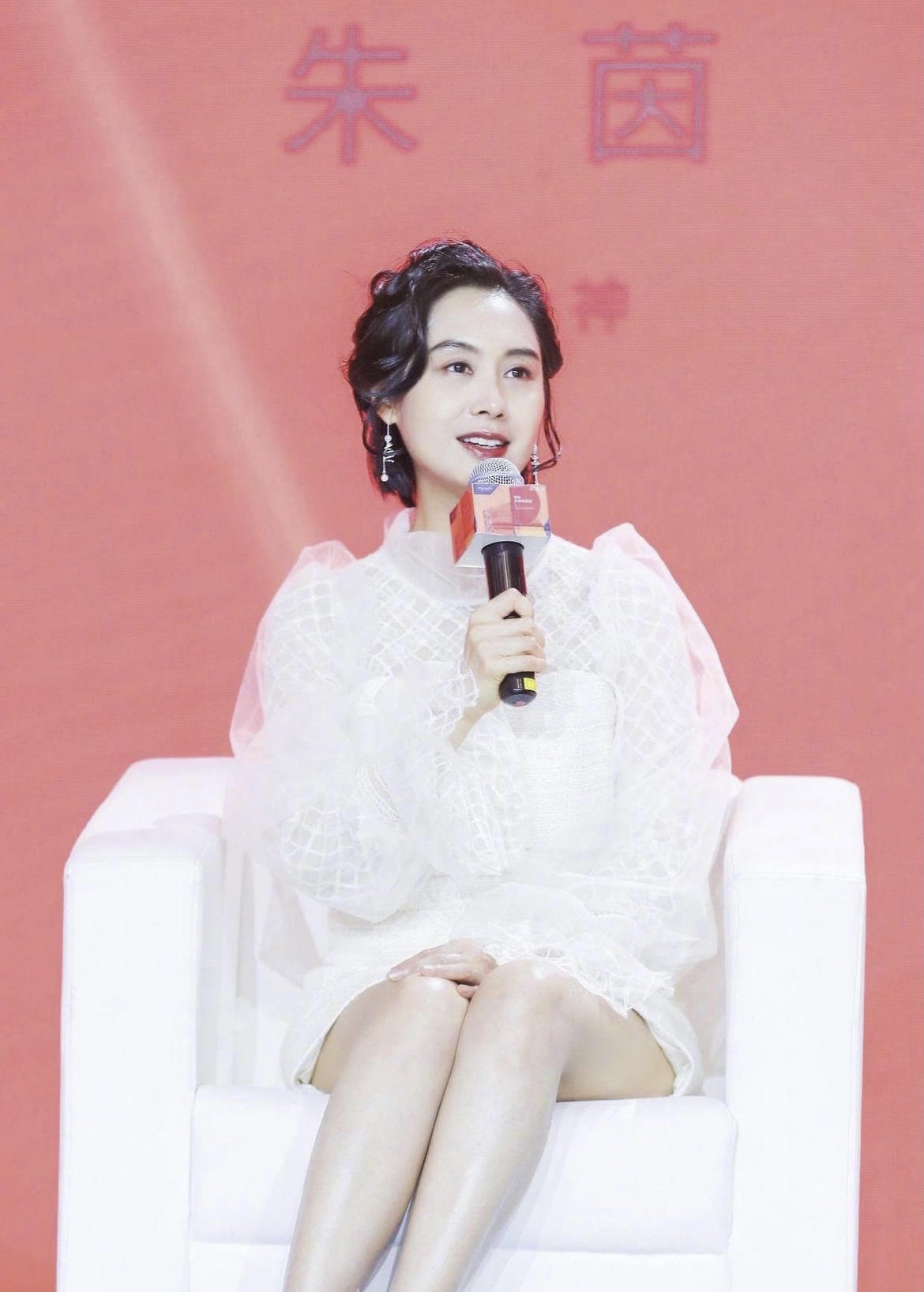 潮帮先生|朱茵越老越有魅力,穿白色开叉裙好有女人味,红毯上美成焦点