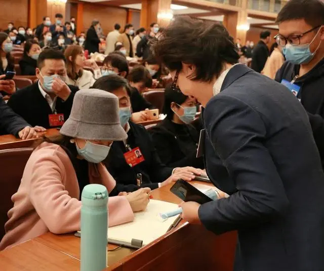 章子怡|章子怡绝美证件照太有央视范！穿藕粉大衣超温柔，海霞都变小迷妹