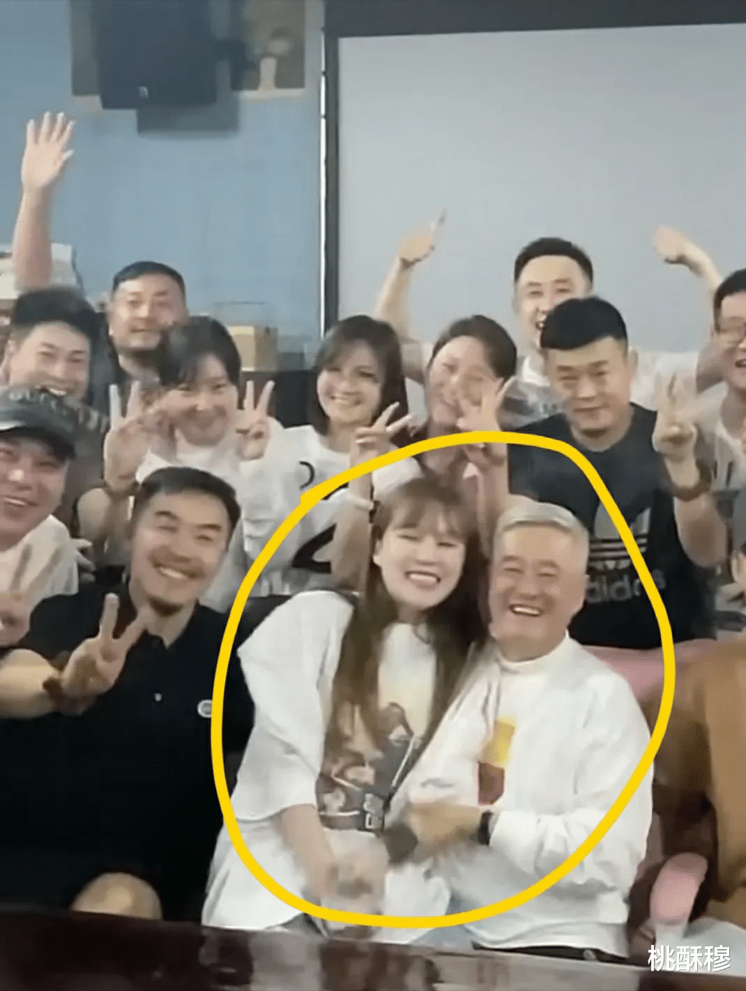 赵本山|63岁的赵本山，“父亲节”的排场是真大，浩浩荡荡几十人，排队为其送祝福