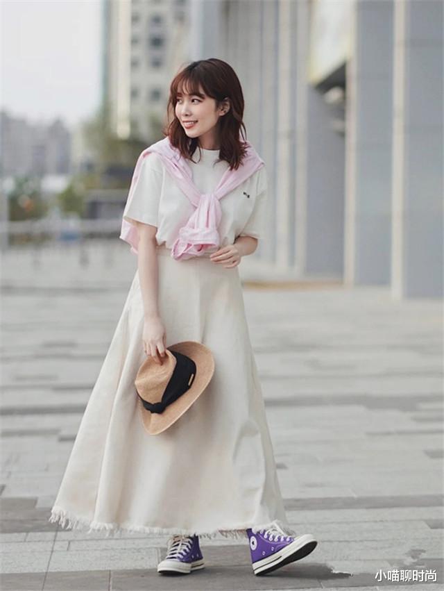 小喵聊时尚|T恤下面不一定要配裤子,今年流行“T恤+半长裙”,气质又高级