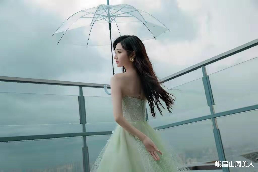 峨眉山周美人|景甜才是真“仙女姐姐”，穿薄荷绿纱裙美出新高度，看了让人心动