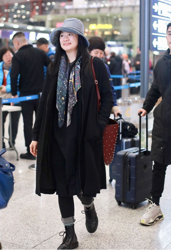 BiuFashion 素颜的咏梅和陶虹好温柔，穿搭简约没架子，看着像“邻家阿姨”