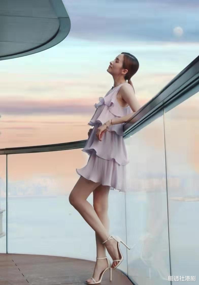 沈卓盈|辣妈！TVB上位小花产后四个月已恢复身形，大秀白滑长腿和事业线