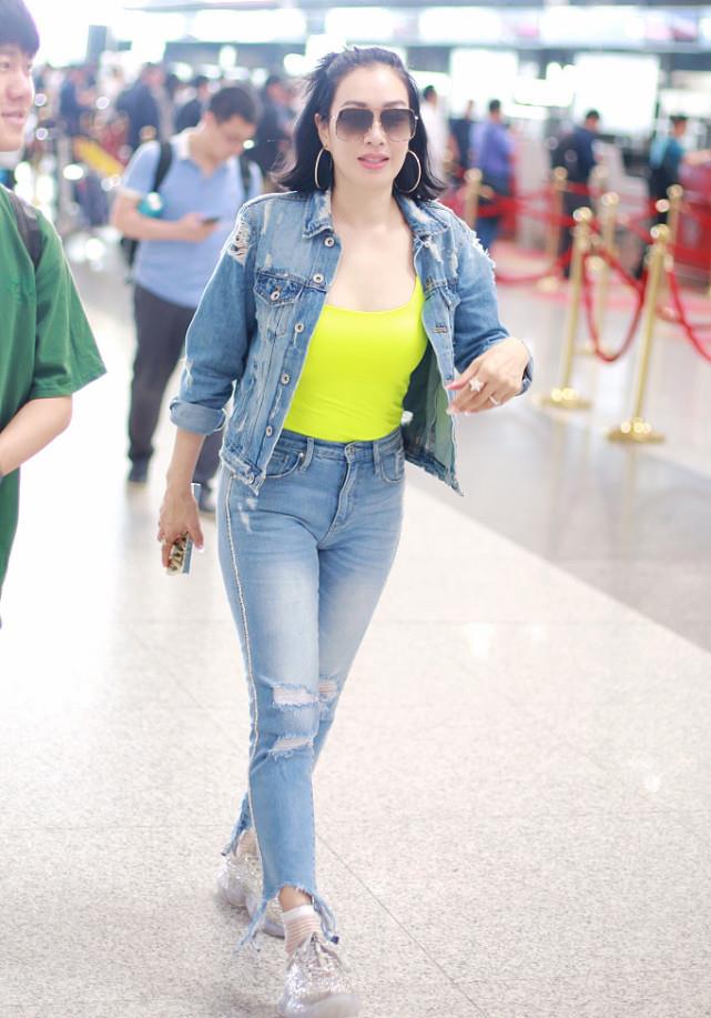 可馨育娃|钟丽缇的身材跟小姑娘没区别,穿高腰短裤看不出赘肉,反而更显嫩