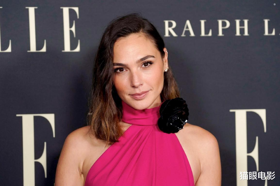 张文慈|36岁盖尔加朵身材好，一袭长裙秀香肩，称神奇女侠片酬仅30万美元