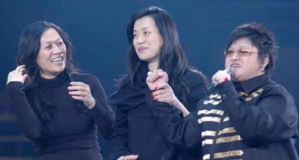 毛阿敏|韩红曾给她下跪，43岁冒险生子，毛阿敏痛失丈夫只剩260亿遗产