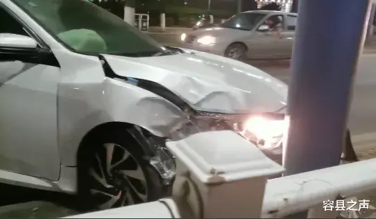 菁菁分享 事发广西！“嘭”的一声响，车胎突然爆裂，白色轿车失控