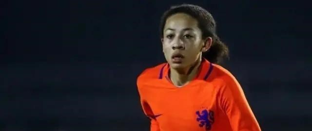 憨爸爸育儿|荷甲天才新星进入足协归化视野，标准的十号真核，母亲是广东人