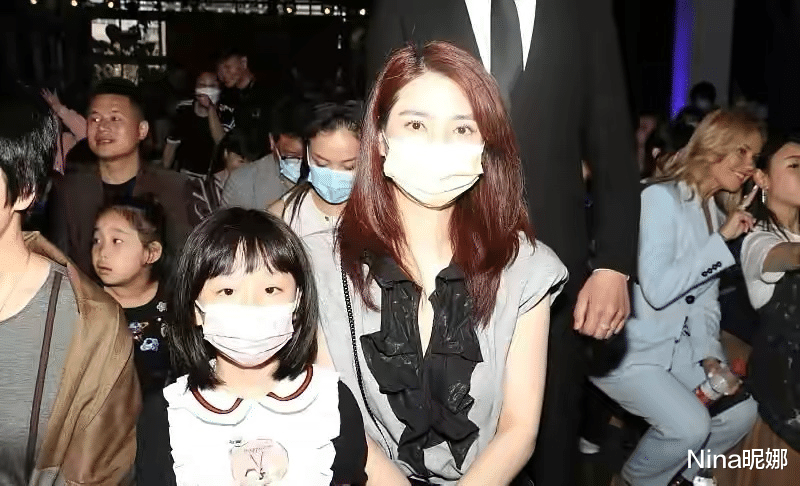 洪欣|50岁洪欣真“冻龄”，穿短裙“公主”蹲抢镜，不演戏光直播太可惜