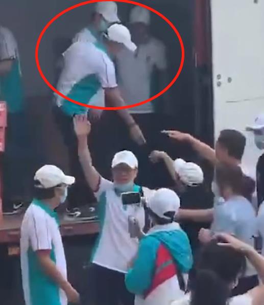 育妈计|行动派艺人!河南籍明星王一博刘昊然现身郑州,全程低调做实事