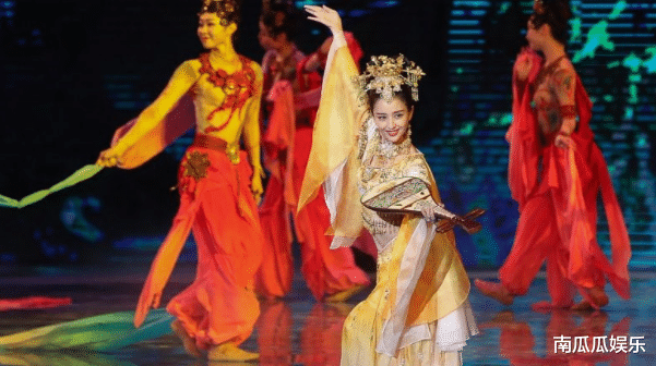 佟丽娅|离婚后的佟丽娅如同凤凰涅槃一样，果真独立的女人更美