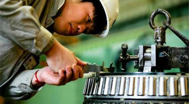 工人|中国机械工人:三班倒,流水线,没地位,请尊重技术,善待未来