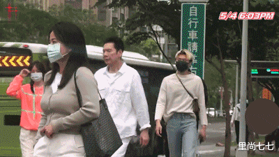 郭碧婷|向华强留台陪儿媳溜娃，请俩保姆却亲自抱娃，郭碧婷打扮太邋遢