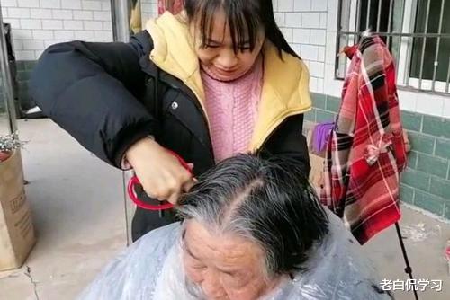 老白侃学习|弃女被拾荒老人培养长大，待女孩考上名校时，亲生父母来了