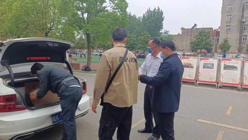 时代安徽 安徽阜南：阜南十小冷楚晨同学的家人给学校捐赠口罩和洗手液啦