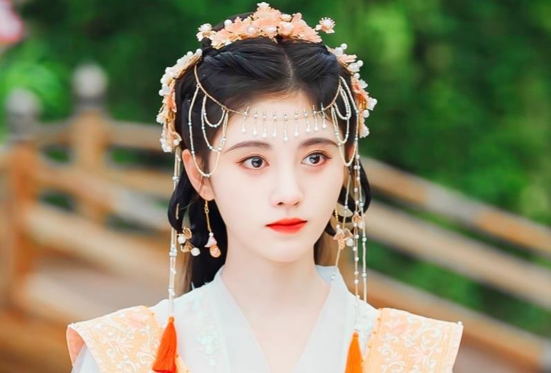 花匠小美 鞠婧祎拍广告，妆容跟《嘉南传》没区别，难怪都说她是“半永久”