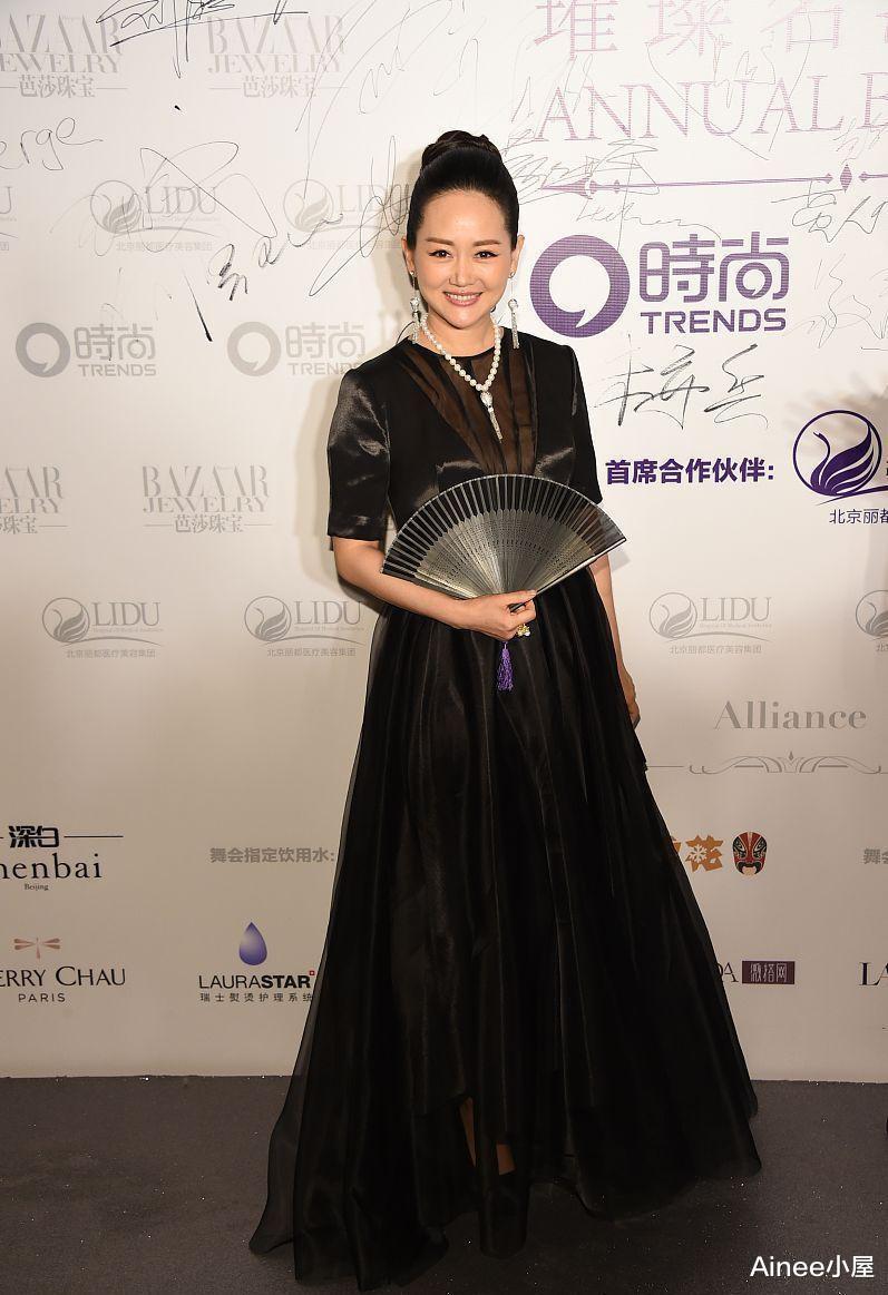 Ainee小屋|高明远现实中的妻子这么美,穿拼接薄纱裙挺富贵,收腰显出好身材