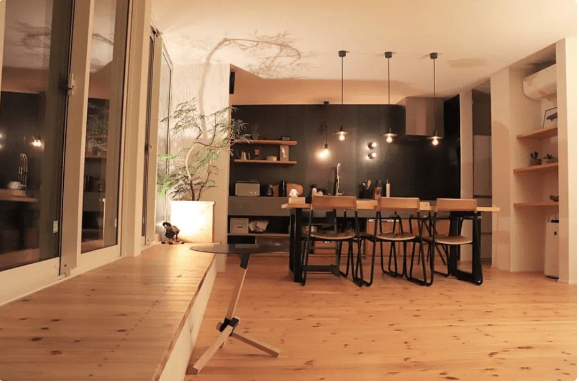 |85平小居住三个娃,客厅没有沙发,妈妈定期扔扔扔,好清爽