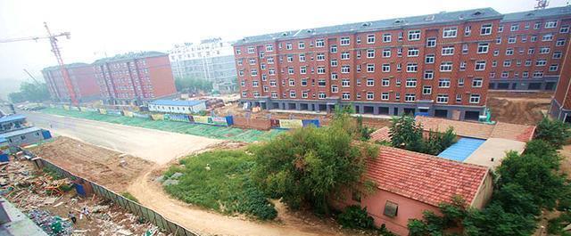 长脖子爸比说|潍坊一钉子户，索要上亿赔偿，开发商不理，绕道修路