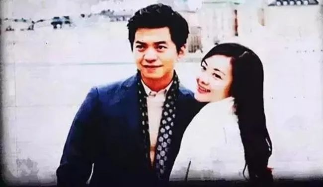 李健|李健圈外妻子“曝光”，恩爱17年无儿无女，他却说：我10岁时就想娶她了