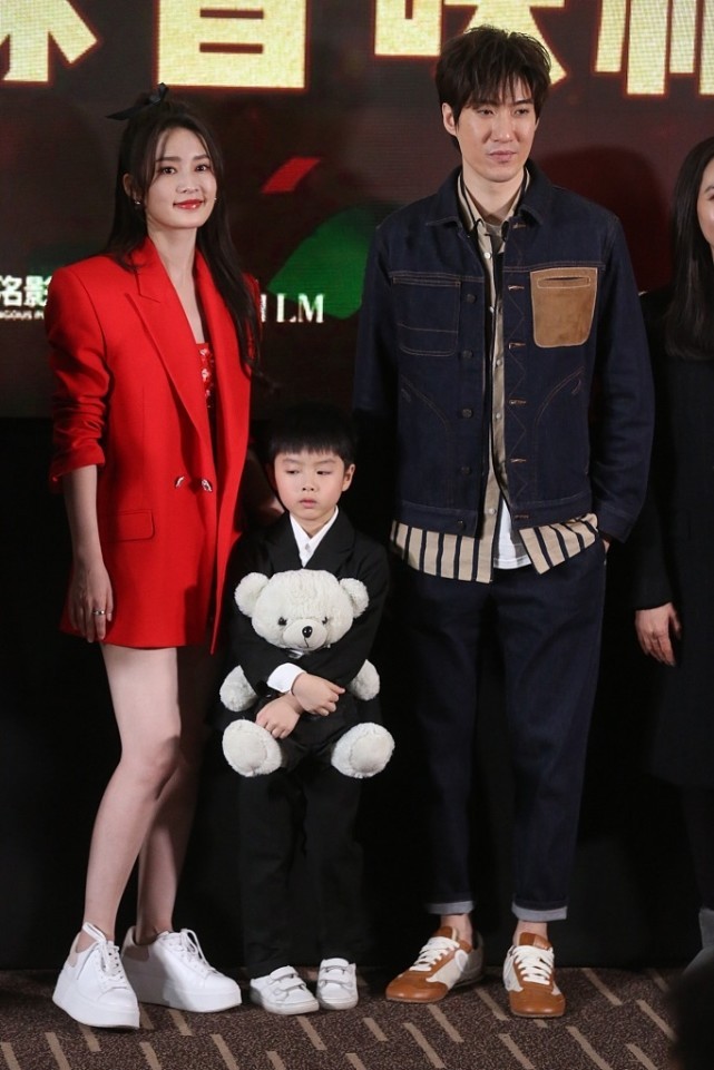 Lady变美日记|李沁还挺有心机,穿的衣服看着挺保守,但领口设计却暴露了细节