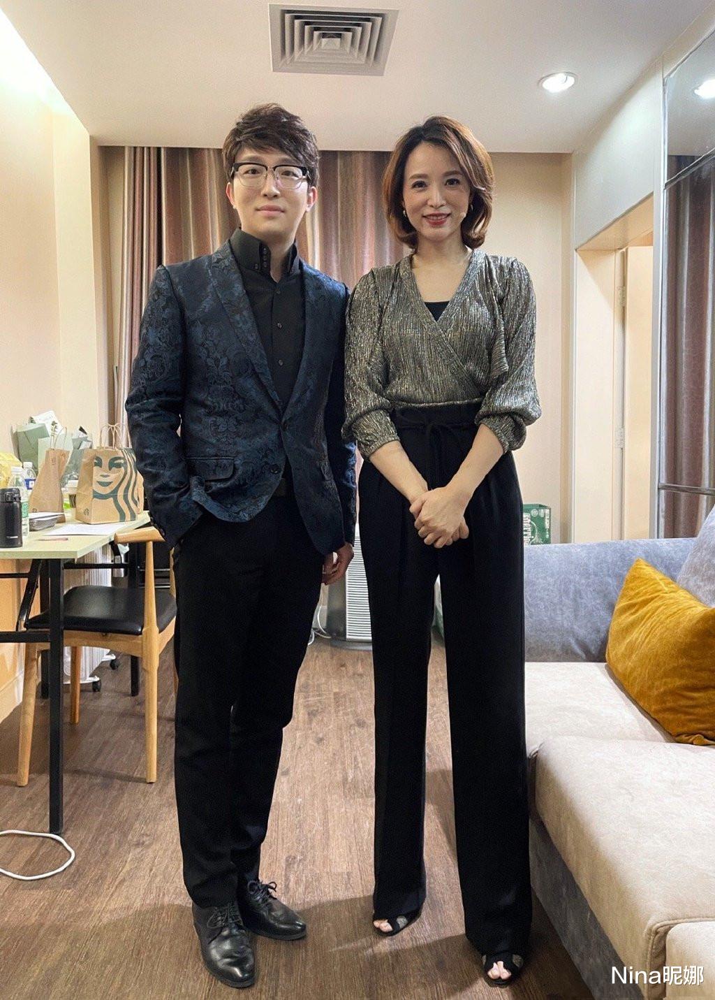 穿衣搭配|央视主持董卿上班太惊艳，穿高腰裤主持腰细腿长，跟钢琴家合影好温柔