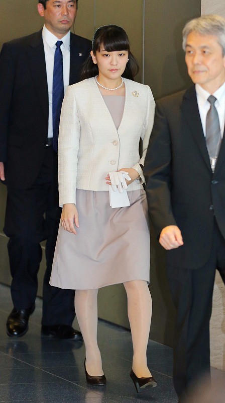 小白爱美搭 日本的真子公主与老公同框好端庄，穿简约长裙挺美，有“皇家范”