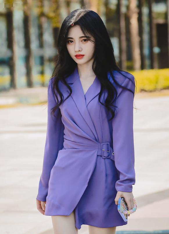 鞠婧祎|鞠婧祎外出被偶遇，离开了P图，看到她直拍镜头下的腿：确定159？