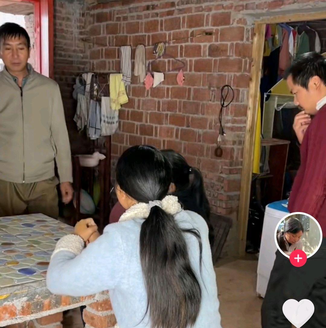 住房公积金|网红牛爱芳夫妇新房坍塌，被指是人为所致，为搬到别墅做铺垫？