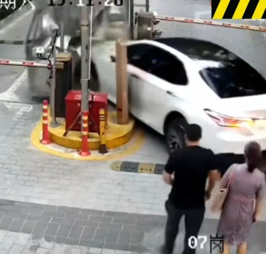 变道影响后车遭暴打,撞击护栏脸被戳烂,女性真的不适合开车吗?