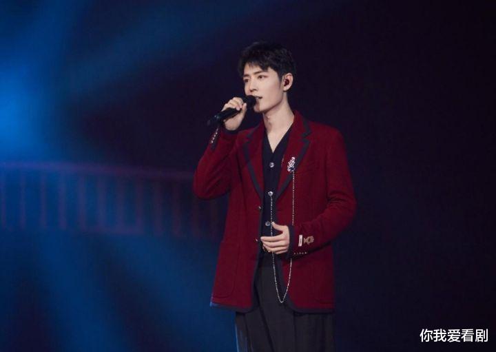 肖战|肖战演唱《让我留在你身边》，他站位的舞台不在央视，颇有深意