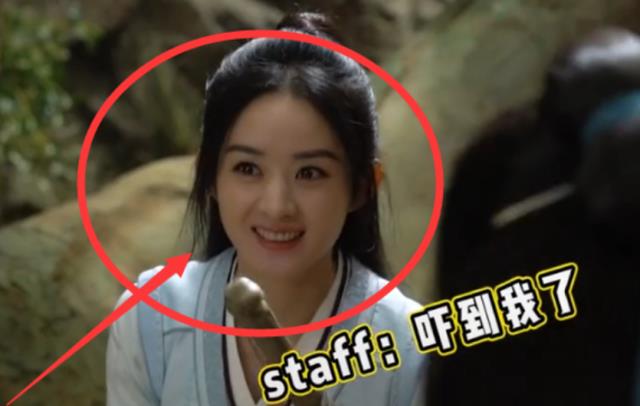 郑爽|赵丽颖片场休息被抓拍，离开十级美颜看清她生图下的脸，这才像33