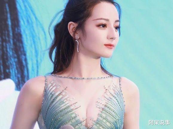 张婧仪|保守派热巴彻底放开，身着性感塑身长裙，事业线美绝了！