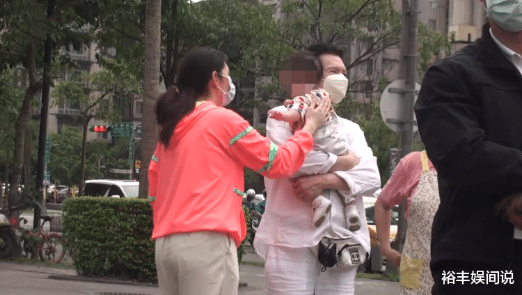 向华强|向华强享受幸福晚年！携郭碧婷溜娃，慈祥模样与“龙五”判若两人