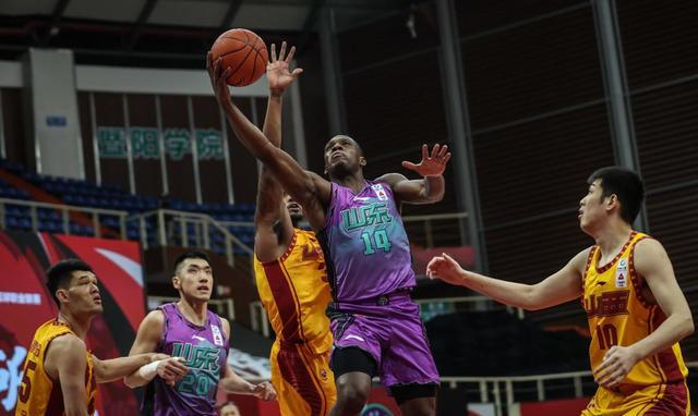 山东男篮|CBA再现水货外援，仅一场比赛就被打回原形？别急，三四场见分晓