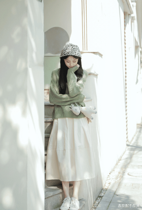 刘诗诗|刘诗诗秀初春穿搭，穿菱纹毛衣还配条“奶奶裤”，却一点不显老气