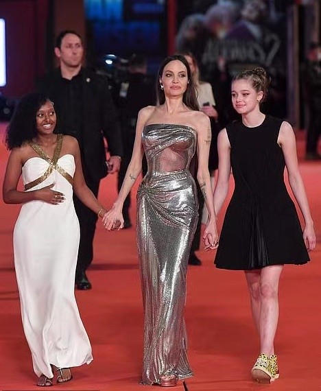 安吉丽娜·朱莉|安吉丽娜朱莉母女三人走红毯！黑人养女美丽冻人，15岁希洛好壮实