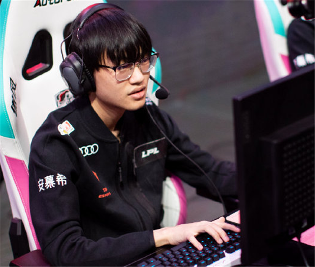 发型 曾被左手夸“大手笔”，没等新赛季开始，zhuo的头发就掉完色了？