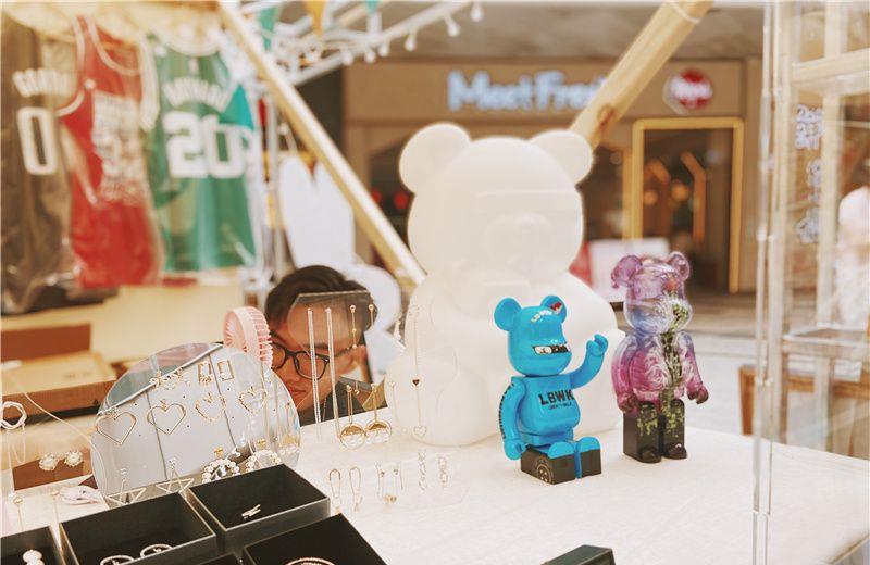 梦想中的 五一到处人从众，广佛周边的免费市集，之类的标题