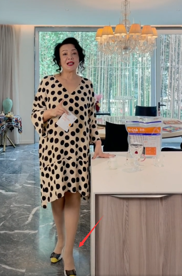 张兰|接地气！张兰直言穿5块钱袜子，裙子短造型太嫩被吐槽后大气点赞